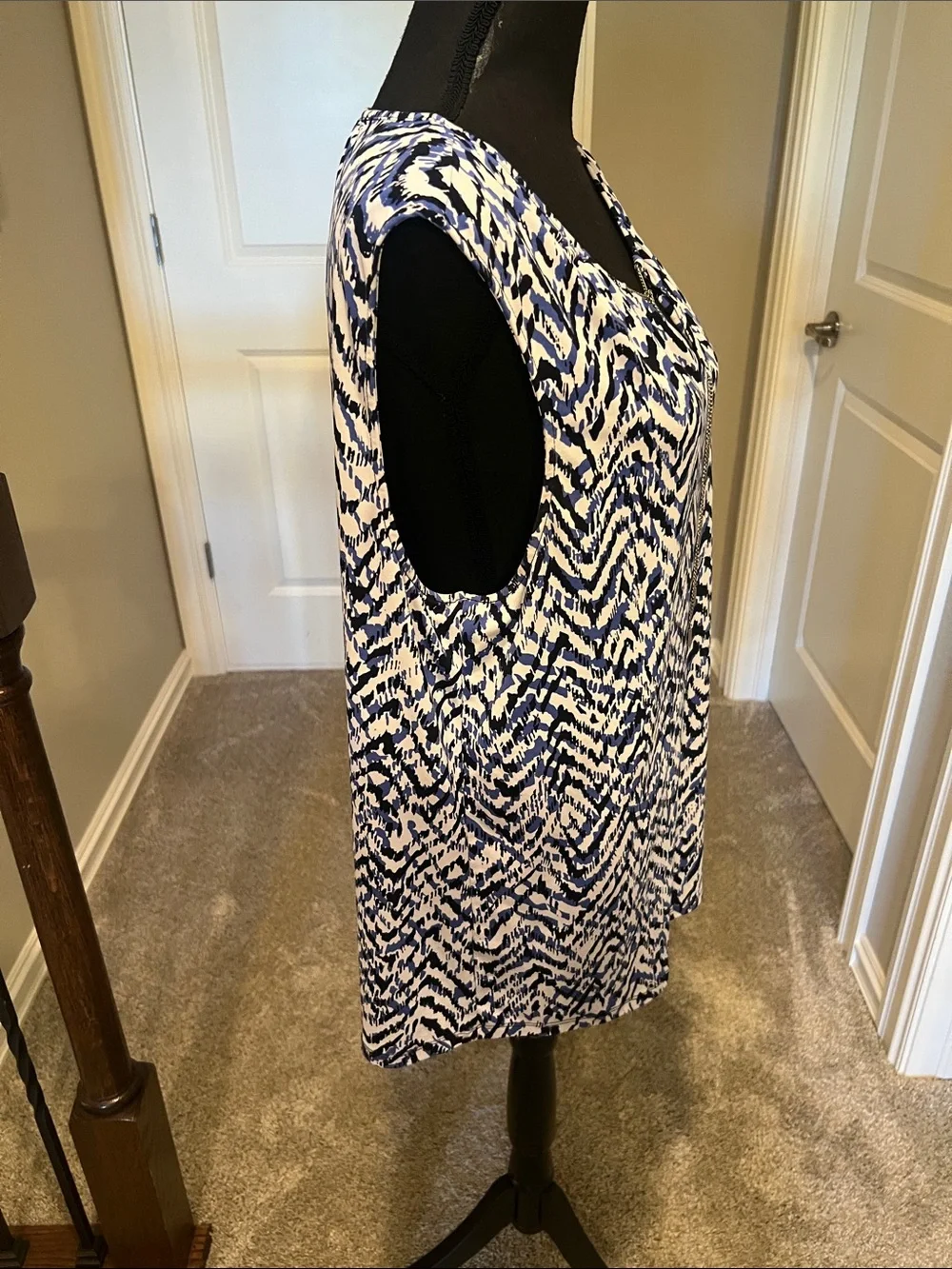 Jones New York Blue & White Abstract Print Sleeveless Top with Zip Detail - Picture 6 of 9